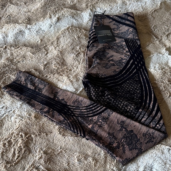Savage X Fenty Pants - Savage X Fenty Sport by Rihanna – Flocked Lace Print Leggings (Size M, NWT)